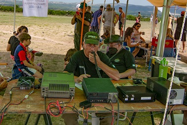 Transmitiendo para la entrega de la tarjeta QSL especial