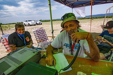 Transmitiendo para la entrega de la tarjeta QSL especial