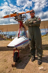 Personal de Fuerza Aérea Argentina que explicaba características de la aeronave